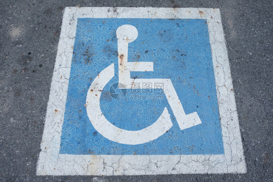 混凝土路上残疾人的停车标志图片
