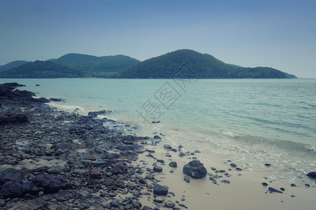 泰国金沙岛泰国珊瑚礁岛屿Chonburi的海礁和岸背景