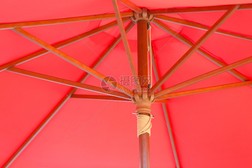 在您的工作概念中设计时使用带有抽象背景的伞杆红色结构图片