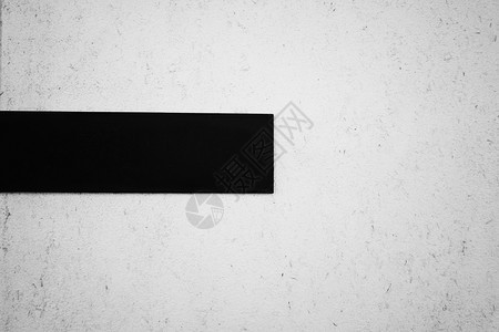 灰水泥墙和空白黑色塑料标志用于设计你的工作概念图片