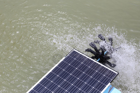 池塘中的太阳能水涡轮机用于设计你的工作概念图片
