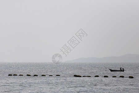 小渔船在海上阳光照耀在海上图片