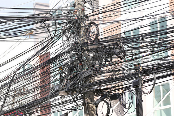电线杆上的被缠住在您的工作概念中Messy用于设计的信号线图片