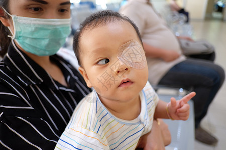 亚洲婴儿是strabismus眼睛闭着看身体治疗图片