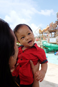 亚洲母亲怀着婴儿认为母亲对婴儿的爱是幸福图片