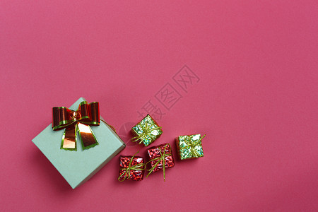 圣诞礼物盒和红画纸背景的装饰品在圣诞节概念中可以复制设计空间图片