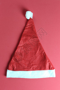 圣诞老人戴着红色艺术纸背景的圣诞和新年概念图片