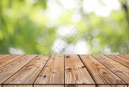 在你的工作背景概念中要设计旧木质托盘地板和模糊的自然背景图片