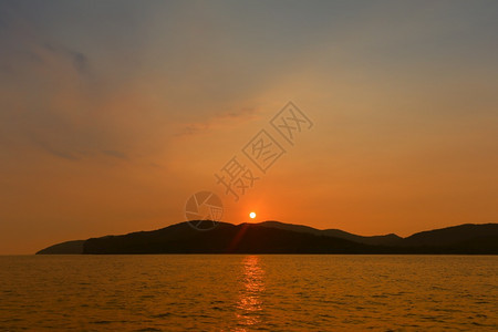 泰国的日落海景ChongSamaesarn是一个受欢迎的旅游景点图片