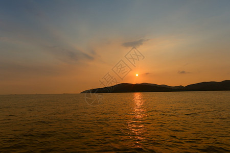 泰国的日落海景ChongSamaesarn是一个受欢迎的旅游景点图片