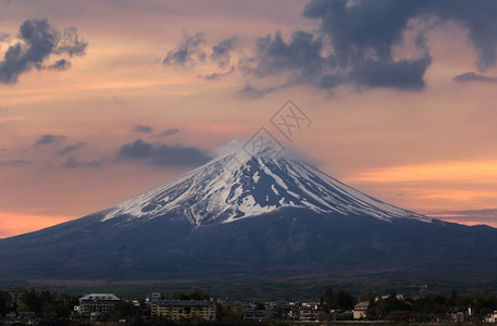 富士山在川口子湖景中日落时夜的空富士山风景图片