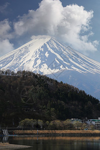 富士山在白天的空中川口子湖边风景图片