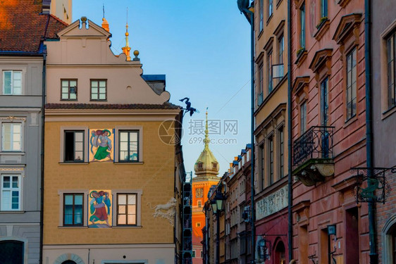 华沙老城主广场街上的皇室城堡图片