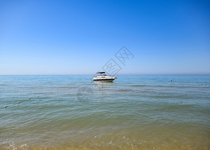 海岸附近域的一艘小游艇海岸附近域的一艘小游艇图片