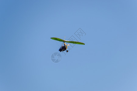 雾霾天空旅行者滑翔飞机在空中飞翔背景