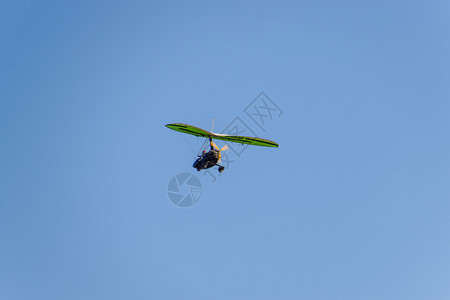 旅行者滑翔飞机在空中飞翔图片