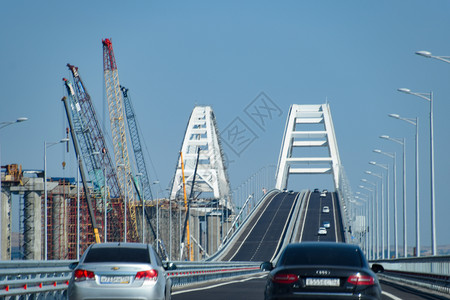 俄罗斯塔曼克里米亚桥2018年7月9日沿着克里米亚桥行驶21世纪的宏伟建筑新桥克里米亚行驶21世纪的伟大建筑新桥图片