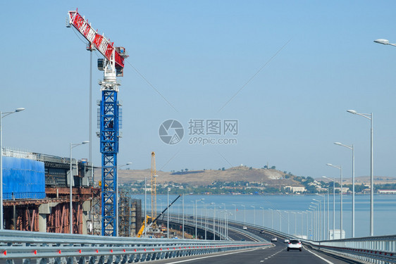 俄罗斯塔曼克里米亚桥2018年7月9日沿着克里米亚桥行驶21世纪的宏伟建筑新桥克里米亚行驶21世纪 的伟大建筑新桥高清图片免费下载 正版图片307085320 摄图网