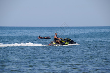 俄罗斯Novorossiysk2018年月6日一个人骑着水力循环车BroadBeam海滨靠近Novorossiysk市一个人骑着图片