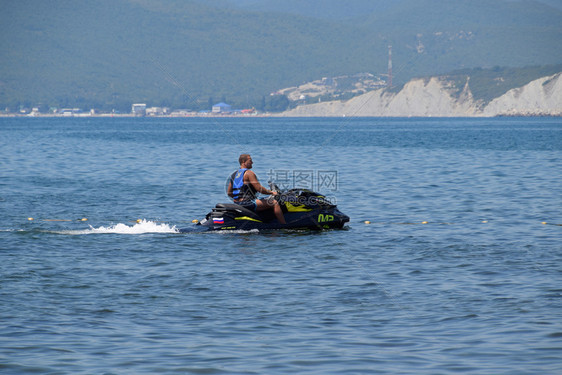 俄罗斯Novorossiysk2018年月6日一个人骑着水力循环车BroadBeam海滨靠近Novorossiysk市一个人骑着图片