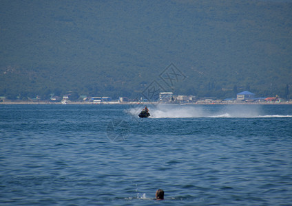 俄罗斯Novorossiysk2018年月6日一个人骑着水力循环车BroadBeam海滨靠近Novorossiysk市一个人骑着图片