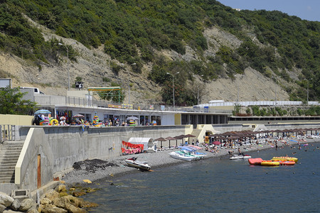 俄罗斯Novorossiysk2018年月6日Novorossiysk市附近的ShirokayaBalka海滨滩的基础设施海滩上图片