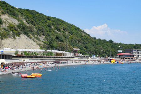 俄罗斯Novorossiysk2018年月6日Novorossiysk市附近的ShirokayaBalka海滨滩的基础设施海滩上图片