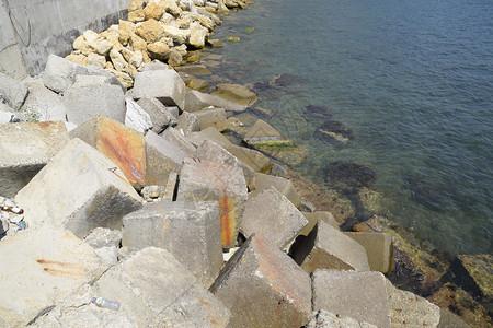 海边防波堤上的石头防浪海边防波堤上的石头防浪图片