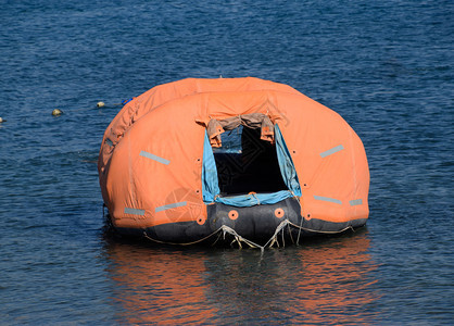 装有帐篷的充气船上有冠帐篷的充气船上有冠图片