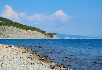 黑海ShirokayaBalka海滩靠近Novorossiysk黑海新罗西斯克附近的ShirokayaBalka海滩图片