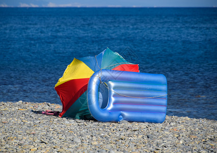 海滩上有充气床垫和太阳雨伞图片