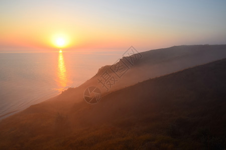 海上的黎明亚速海晨雾笼罩着海岸日出海上的黎明亚速海日出图片