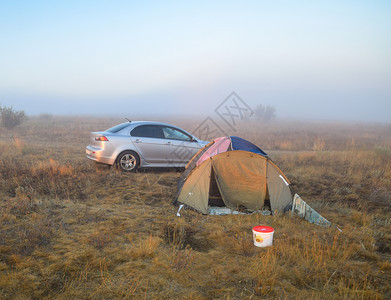 帐篷旁边的车天亮时有雾车图片