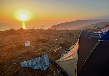 黎明在海面日出帐篷上图片