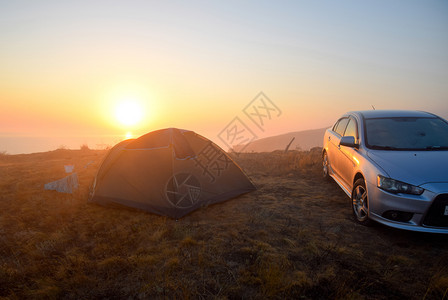 海面的黎明天亮在帐篷上附近是一辆汽车海面的黎明帐篷日亮在上附近的是一辆汽车图片