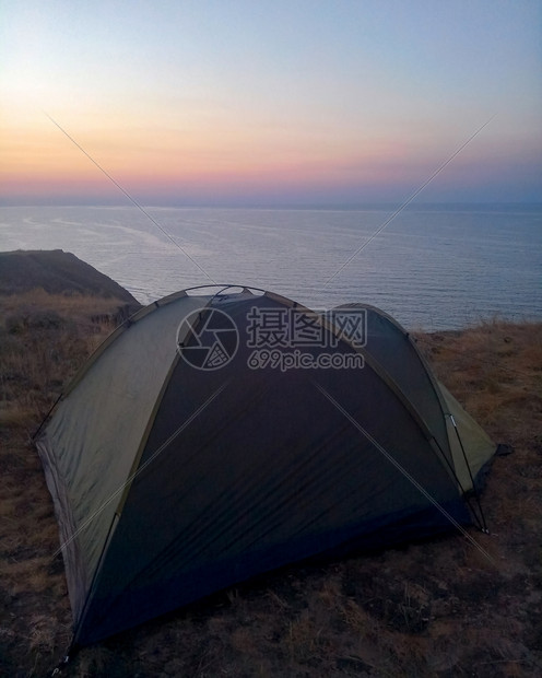 日落在海面上帐篷海边日落面图片