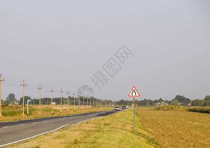 城市间通道路缩小的迹象沥青路和道的草地沥青和道的草地图片