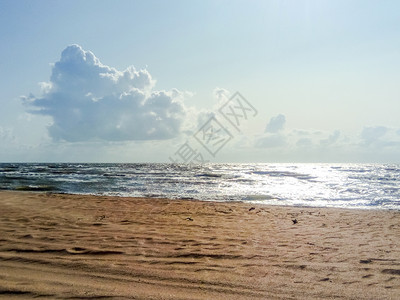 海平面的线与天空太阳的波浪和光彩从海中反射出来海景图片