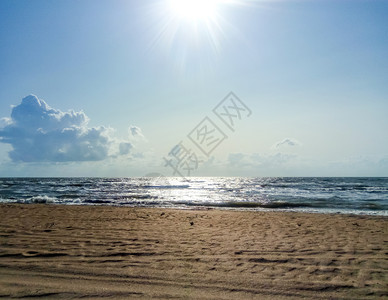 海平面的线与天空太阳的波浪和光彩从海中反射出来海景图片