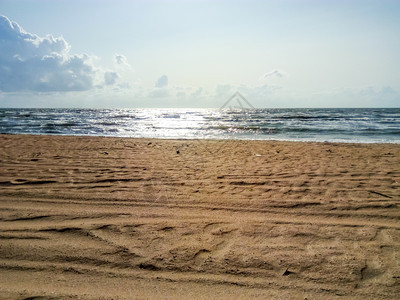 海平面的线与天空太阳的波浪和光彩从海中反射出来海景图片