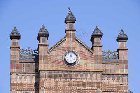 俄罗斯波尔塔夫卡娅2016年4月7日至砖楼墙上的钟棕色砖楼时长墙上的钟时长图片