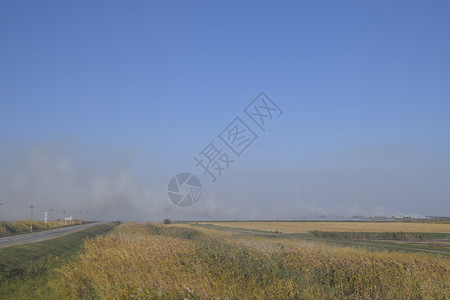 景观燃烧场在田野里焚烧稻草稻田景观燃烧场在田野里焚烧稻草稻田酒店图片