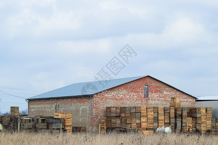 大型仓房工业库建筑木头箱对墙壁大仓库木头箱对墙图片