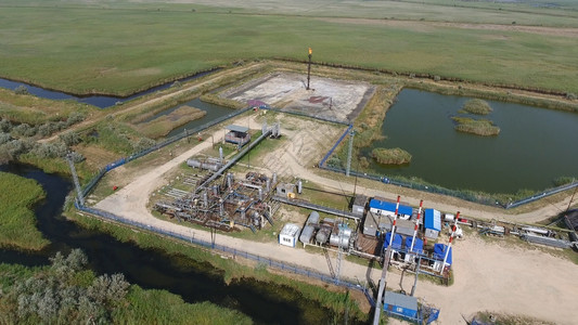 石油分离设备的顶部视图干燥气体和冷凝液收集设备油田顶部视图图片