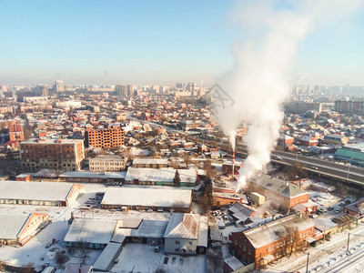 冬季小镇城市里有霜冻的晴天街上的雪和锅炉冒出的烟霜和太阳美好的一天冬季小镇城市里有霜冻的晴天街上的雪和锅炉冒出的烟霜和太阳美好的图片