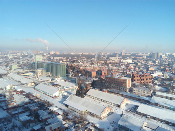 冬季小镇城市里有霜冻的晴天街上的雪和锅炉冒出的烟霜和太阳美好的一天冬季小镇城市里有霜冻的晴天街上的雪和锅炉冒出的烟霜和太阳美好的图片