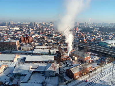 冬季小镇城市里有霜冻的晴天街上的雪和锅炉冒出的烟霜和太阳美好的一天冬季小镇城市里有霜冻的晴天街上的雪和锅炉冒出的烟霜和太阳美好的图片