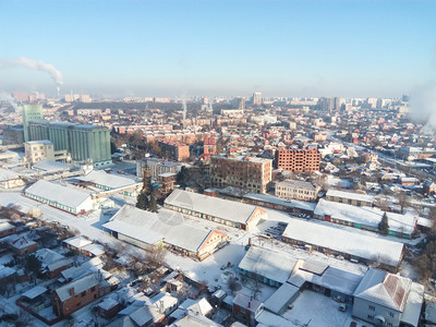 冬季小镇城市里有霜冻的晴天街上的雪和锅炉冒出的烟霜和太阳美好的一天冬季小镇城市里有霜冻的晴天街上的雪和锅炉冒出的烟霜和太阳美好的图片