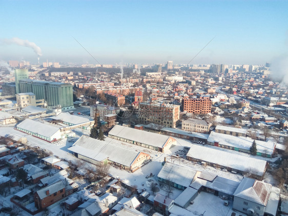 冬季小镇城市里有霜冻的晴天街上的雪和锅炉冒出的烟霜和太阳美好的一天冬季小镇城市里有霜冻的晴天街上的雪和锅炉冒出的烟霜和太阳美好的图片