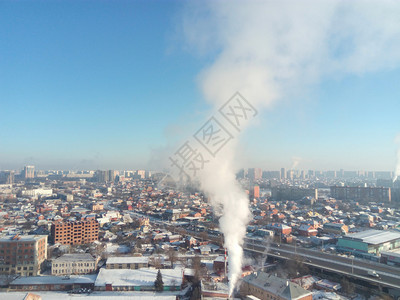 冬季小镇城市里有霜冻的晴天街上的雪和锅炉冒出的烟霜和太阳美好的一天冬季小镇城市里有霜冻的晴天街上的雪和锅炉冒出的烟霜和太阳美好的图片